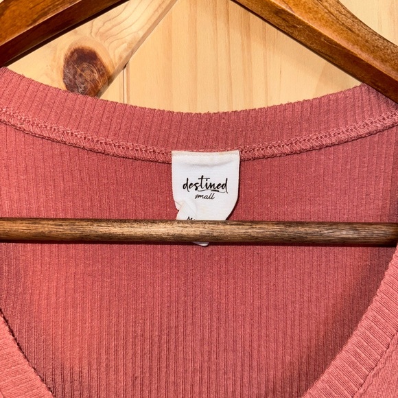 Artland Women's Mauve V-Neck Ribbed Tee - Picture 2 of 3